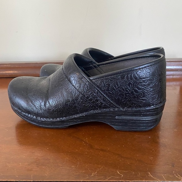 Dansko XP Black Leather Embossed Clogs - Picture 4 of 8
